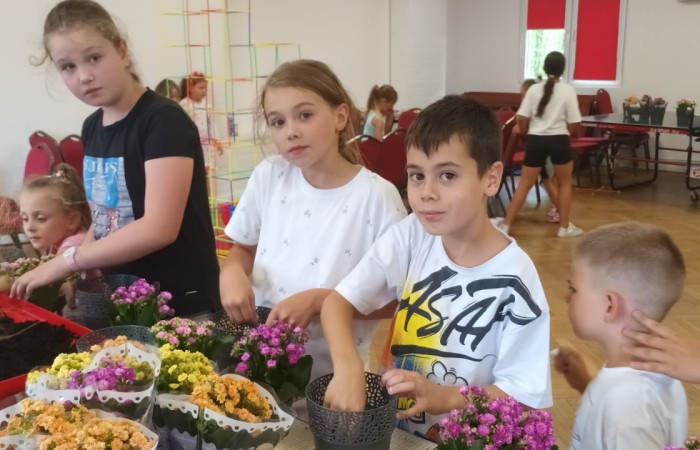 Dzieci bawiące się w ogrodników