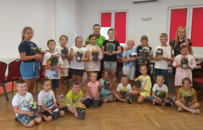 Wspólne zdjęcie uczestników zabawy