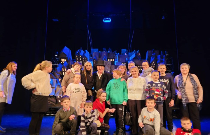 wspólne zdjęcie uczestników spektaklu na scenie