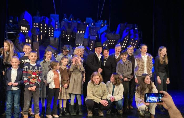 wspólne zdjęcie uczestników spektaklu na scenie