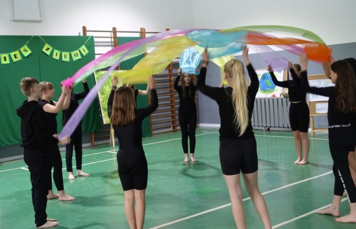 zdjęcie dzieci uczesniczących w obchodach Dnia Ziemi