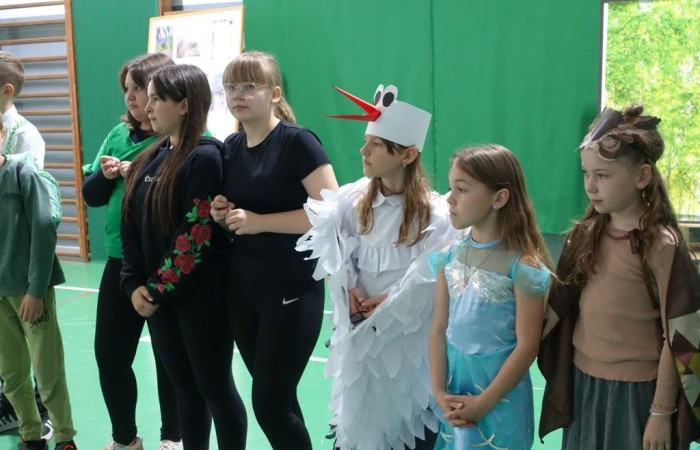 Zdjęcie przebranych w kostiumy dzieci