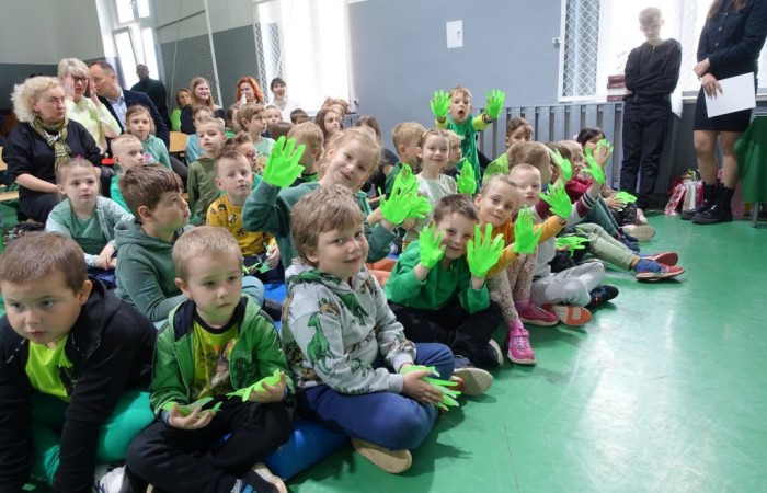 zdjęcie dzieci uczesniczących w obchodach Dnia Ziemi