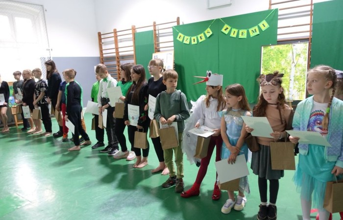 Wspólne zdjęcie nagrodzonych uczestników spotkania