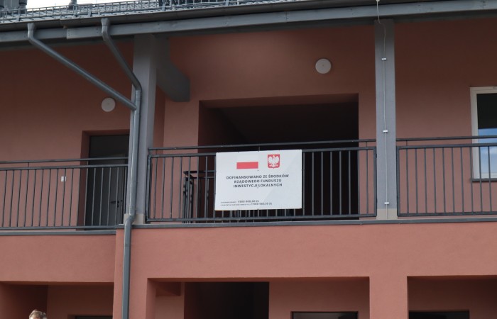 zdjęcie tablicy informacyjnej, że budynkek został dofinansowany z rządowych funduszy