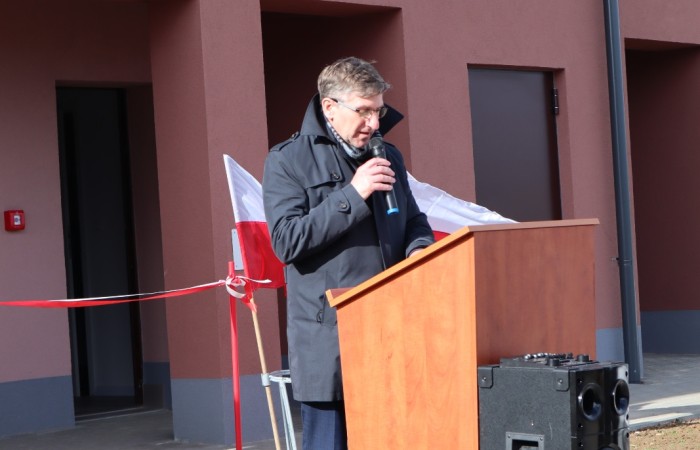 zdjęcie przemawiającego starosty powiatu legnickiego