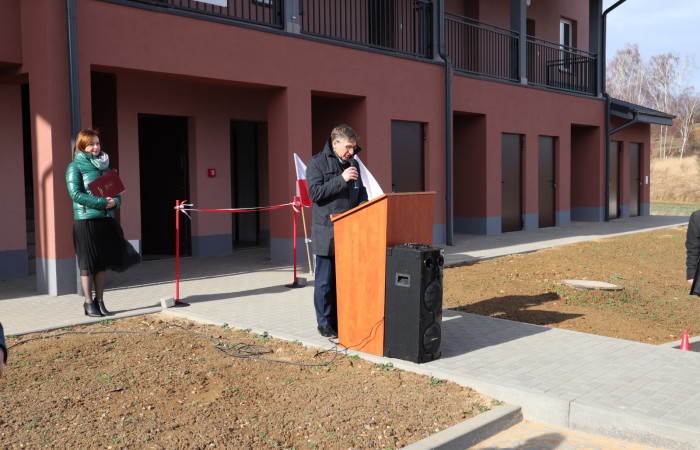 zdjęcie przemawiającego starosty powiatu legnickiego