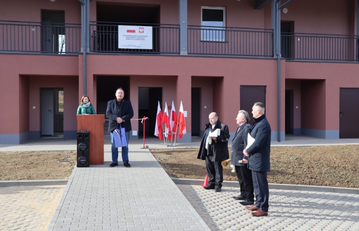 zdjęcie przemawiającej osoby na otwarciu budynku