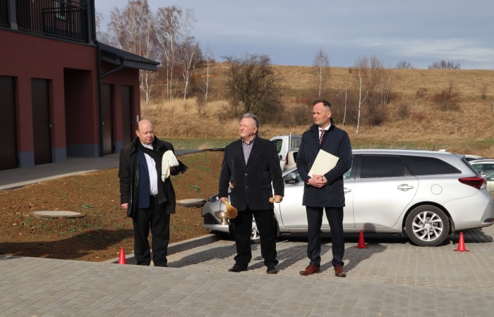 zdjęcie Wójta i radnego na otwarciu budynku