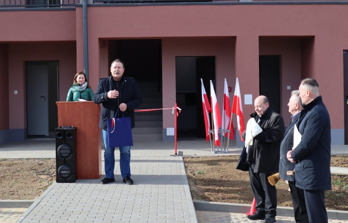 zdjęcie przemawiającej osoby na otwarciu budynku