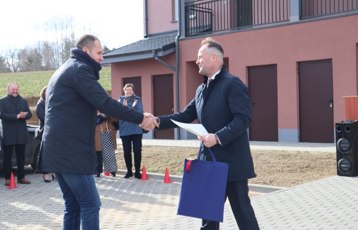 zdjęcie wójta, który składa gratulacje