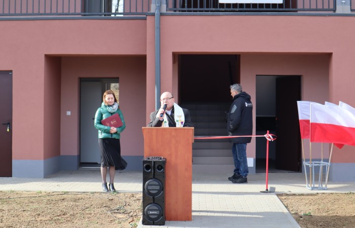 zdjęcie przemawiającego proboszcza