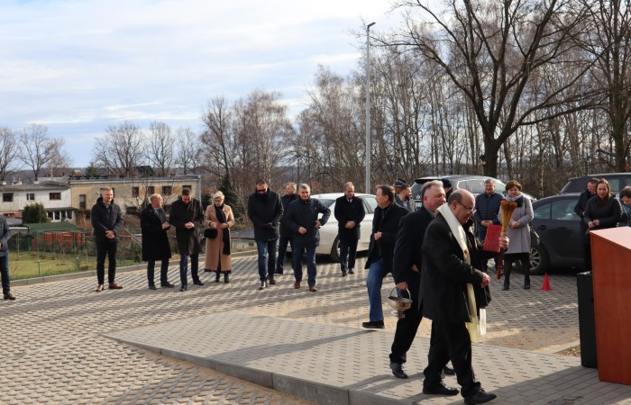 Zdjęcie osób zaproszonych na otwarcie budynku
