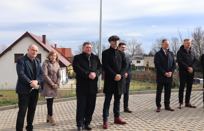 zdjęcie radnych i pracownika urzędu na otwarciu budynku
