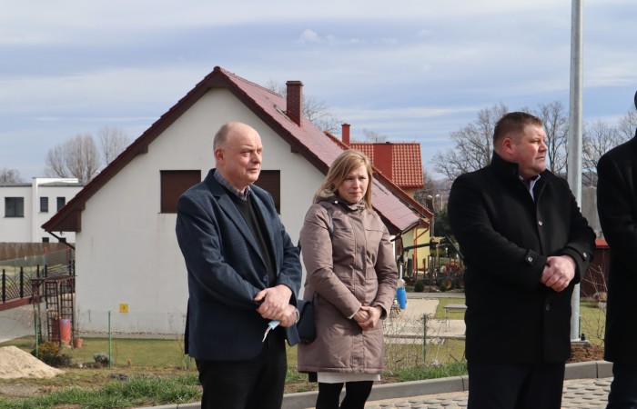 zdjęcie radnych i pracownika urzędu na otwarciu budynku