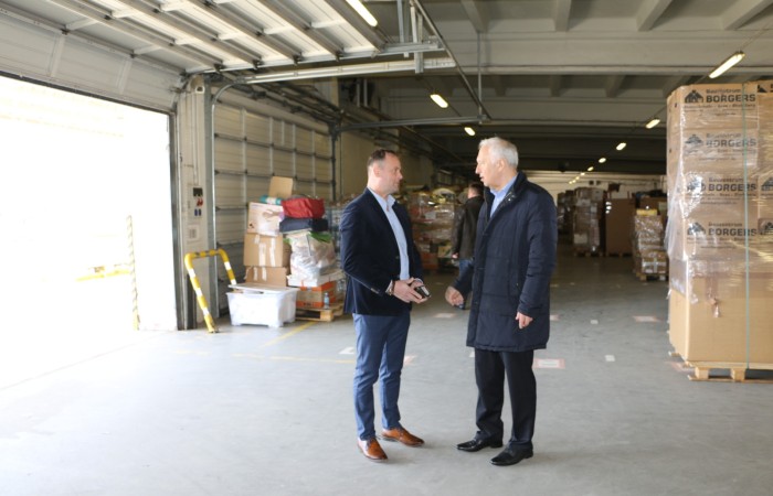 zdjęcie wójta i prezydenta Legnicy w hangarze, w który zgromadzone sa dary