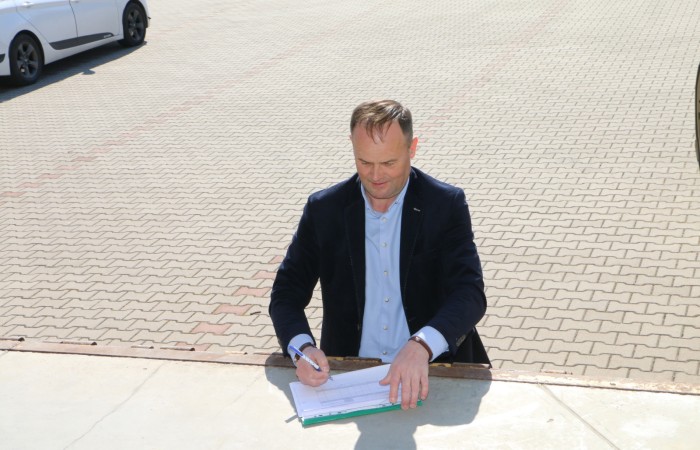 zdjęcie wójta krotoszyc podpisującego dokument przekazania darów