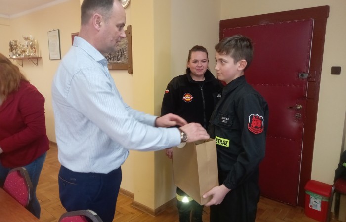 zdjęcie Wójta wręczającego nagrody za Turniej pożarniczy