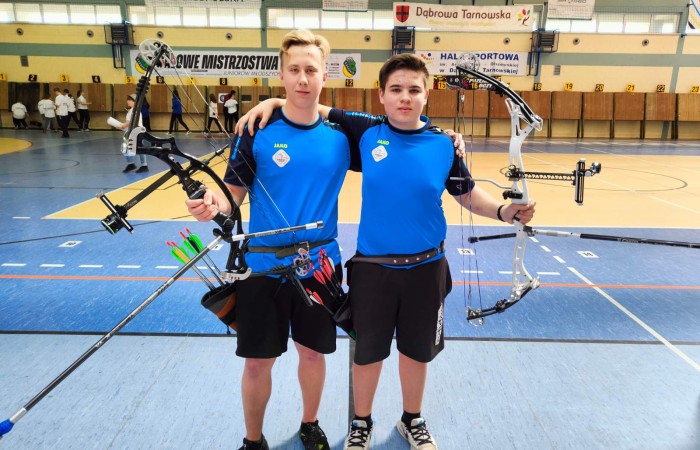 zdjęcie uczetników zawodów łuczniczych