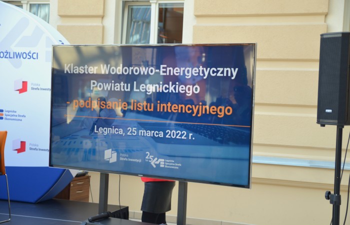 zdjęcie baneru reklamującego klaster