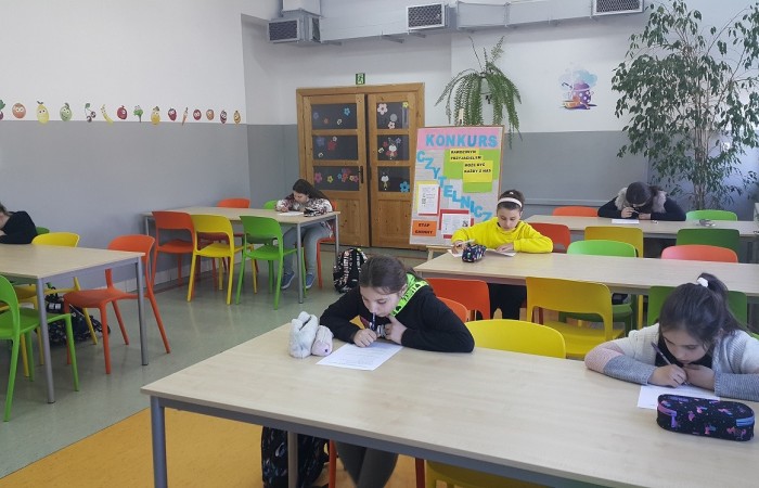 zdjęcie uczetników konkursu czytelniczego w trakcie konkursu