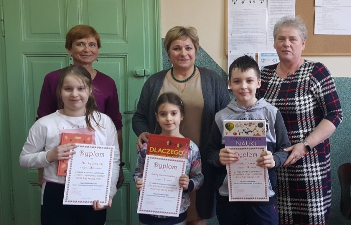 zdjęcie grupowe uczetników konkursu czytelniczego