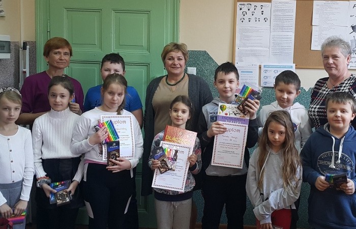 zdjęcie grupowe uczetników konkursu czytelniczego
