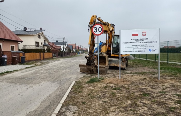 zdjęcie koparki rozpoczynającej budowę