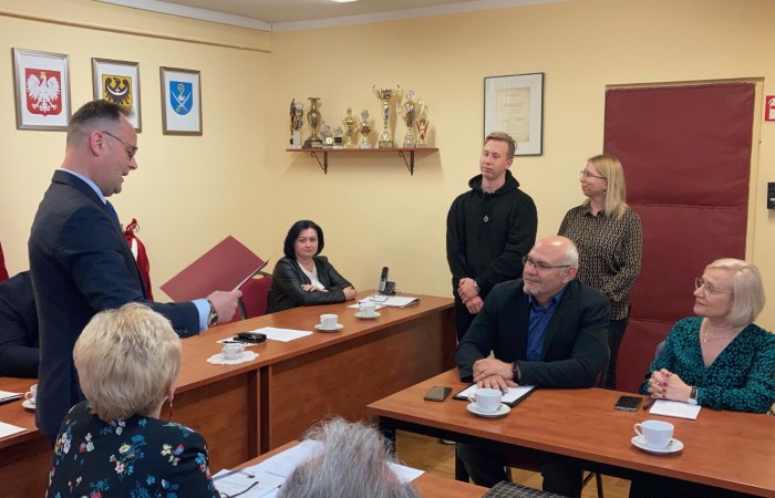 zdjęcie wójta gratulującego mamie i Kacprowi za jego osiągnięcia