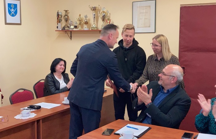 zdjęcie wójta gratulującego mamie i Kacprowi za jego osiągnięcia
