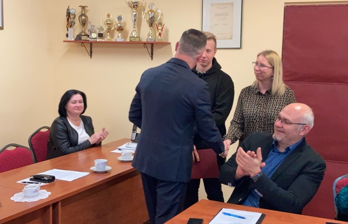zdjęcie wójta gratulującego mamie i Kacprowi za jego osiągnięcia