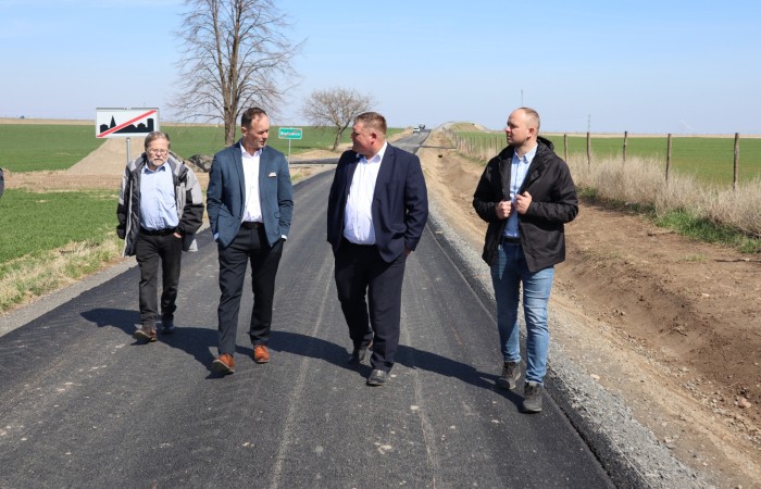 zdjęcie Wójta z osobami odbierającymi drogę po inwestycji