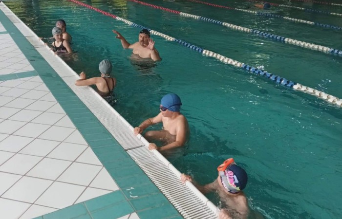 Dzieci pływające na basenie