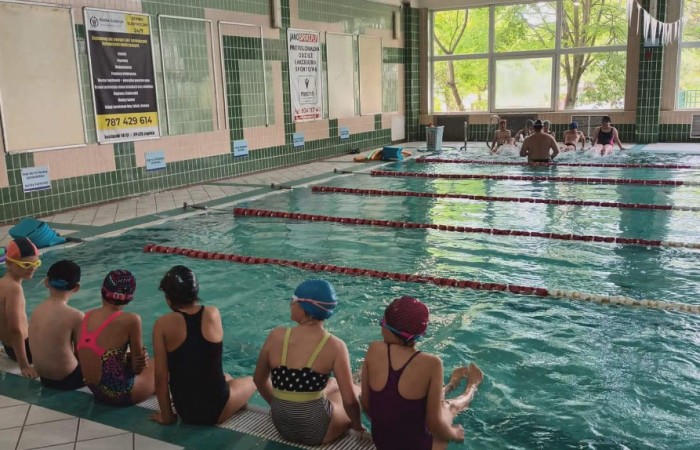 Dzieci pływające na basenie