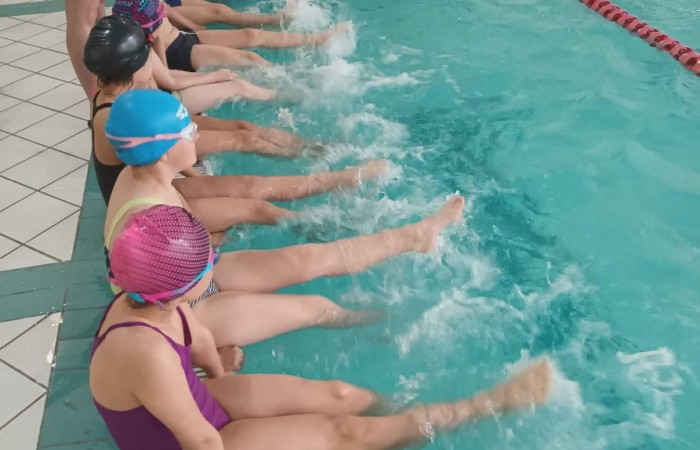 Dzieci pływające na basenie