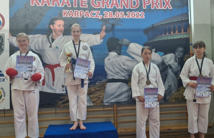 Zwyciżezcy turnieju karate na podium