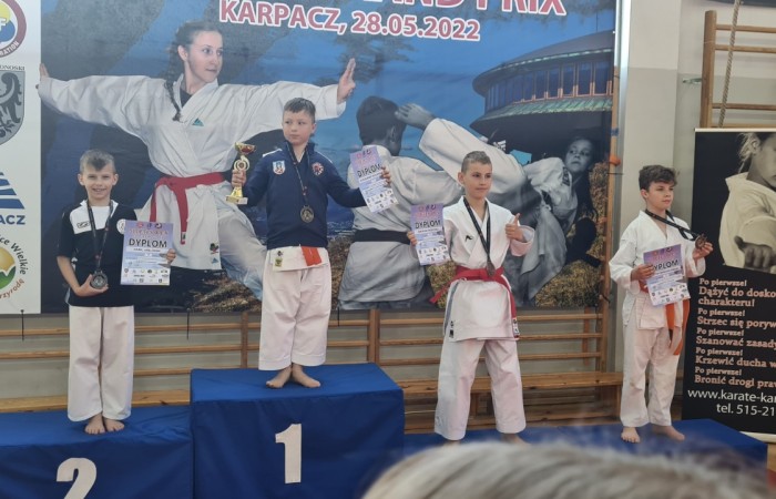 Zwyciżezcy turnieju karate na podium