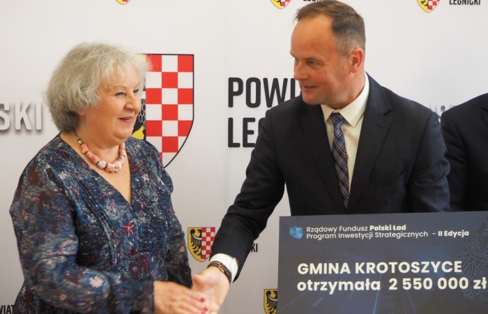 zdjęcie p. Czudowskiej wręczającej Wójtowi czek